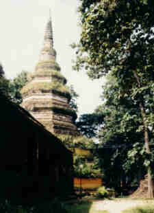 Wat Tschedi Luang, Chiang Saen: Vorne im Schatten der Viharn, im Hintergrund der Tschedi. (8.5 K)
