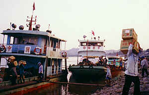 Mekong-Schiffe aus China mit Apfel-Fracht  (10.6 K)